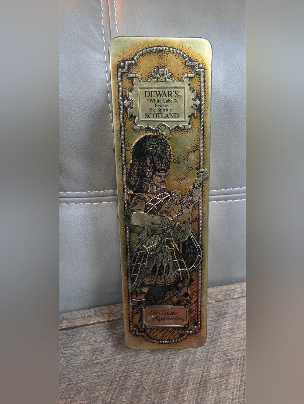 Vintage Dewars White Label Highlander Scotch Whisky Metal Tin ~ Bin 1O